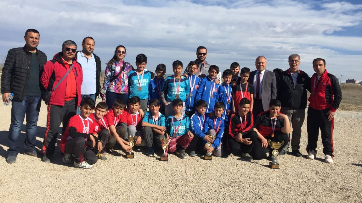 Küçükler Kız ve Erkek öğrenci takımımız okul sporları kapsamında Afyonkarahisar da düzenlenen Bocce turnuvalarında  il 2.si olarak kupa almaya hak kazandılar.